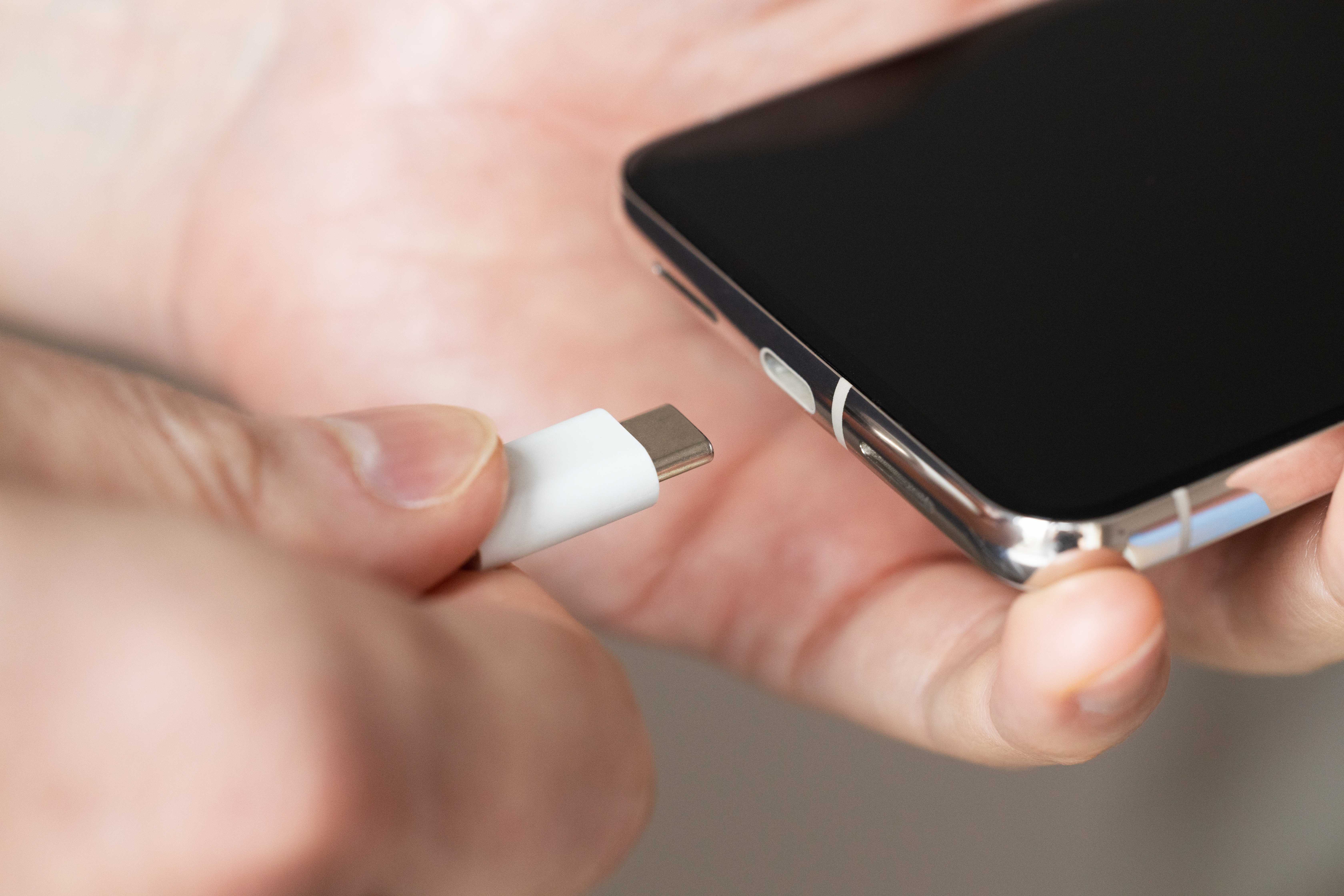 Safety experts say this is the one place to never charge your phone — WESH 2 Orlando