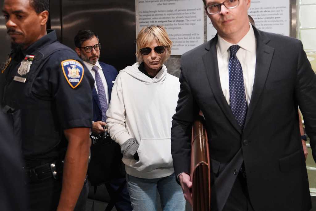 Selma Blair arrested in NYC after alleged flight assault, charged with kicking officer, nurse after — WESH 2 Orlando, Winter Park Health news