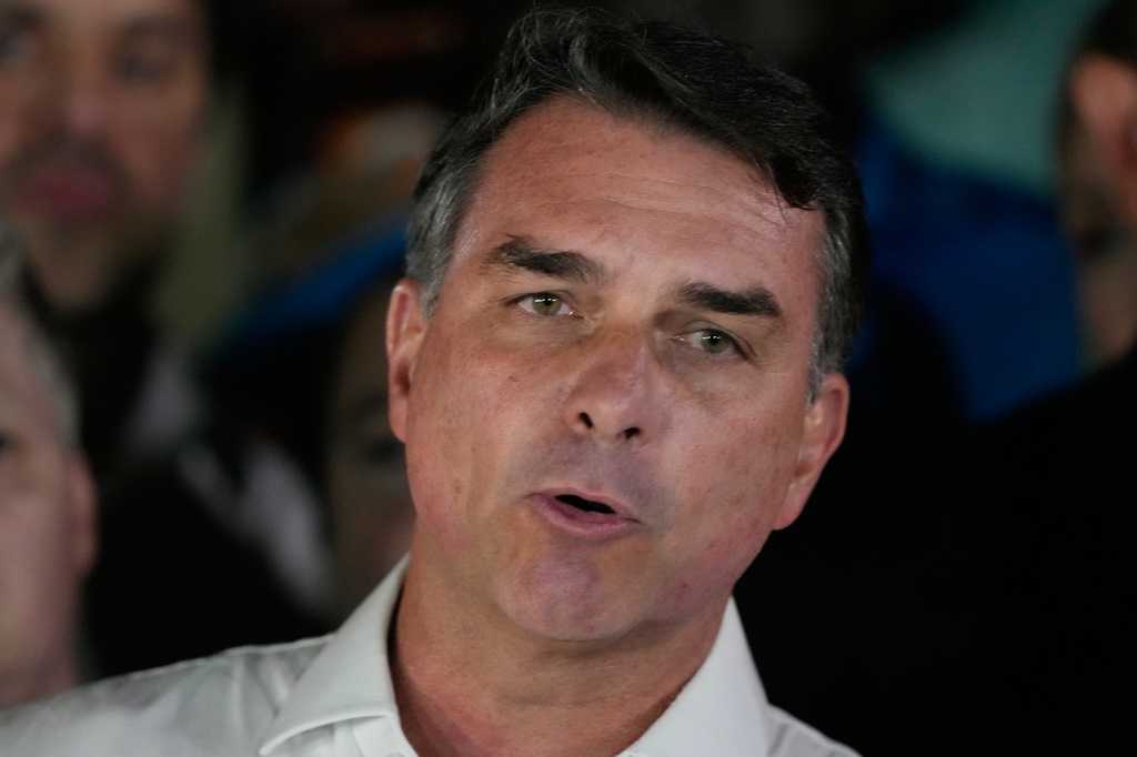 Defeated Brazilian presidential candidate Flávio Bolsonaro and his family land in Miami — Winter Park Community news
