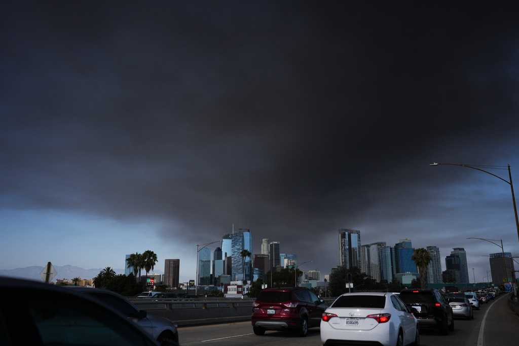 Fire at massive Los Angeles warehouse prompts shelter-in-place orders due to hazardous air — WESH 2 Orlando